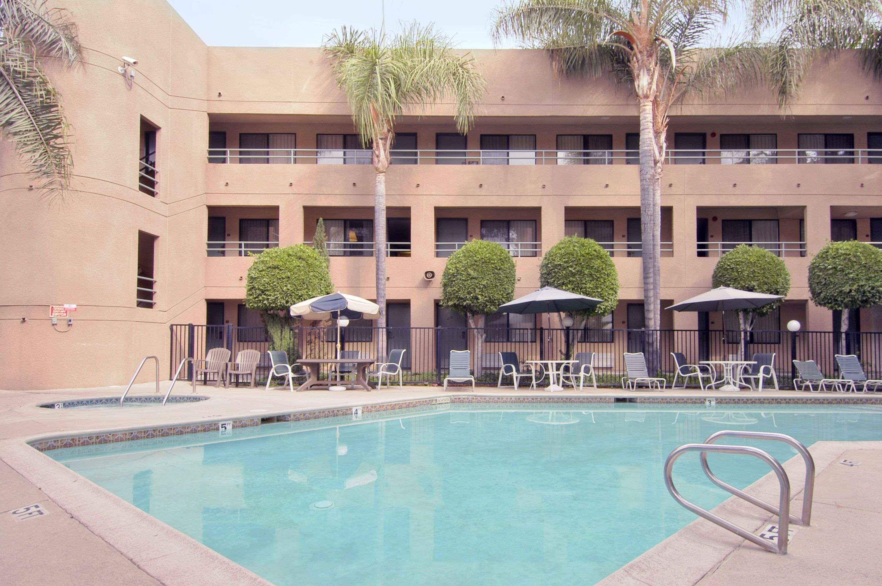 Travelodge By Wyndham Commerce Los Angeles Area Ngoại thất bức ảnh