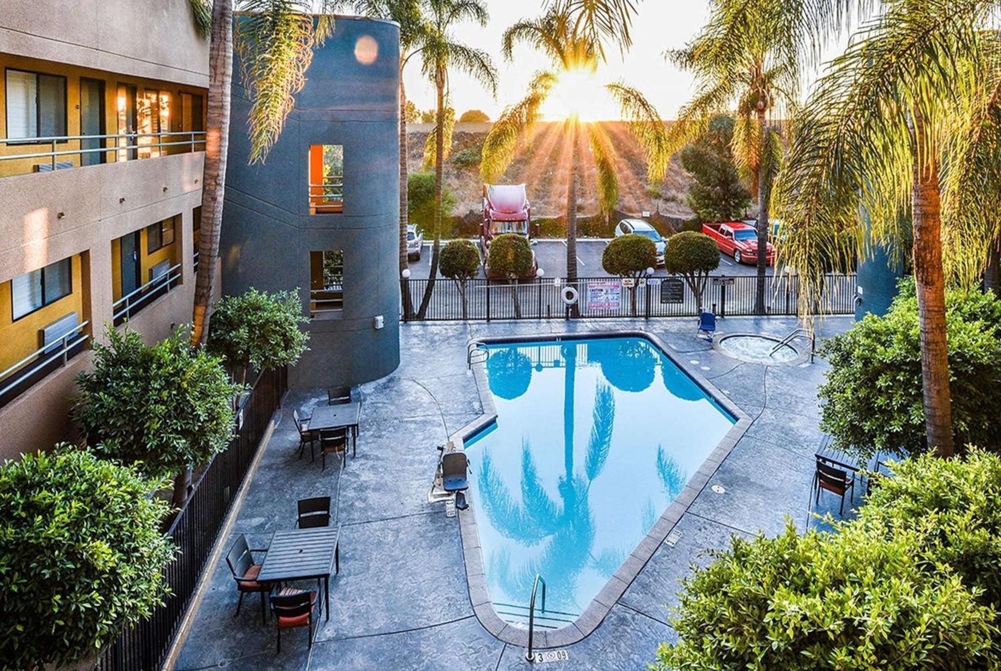 Travelodge By Wyndham Commerce Los Angeles Area Ngoại thất bức ảnh